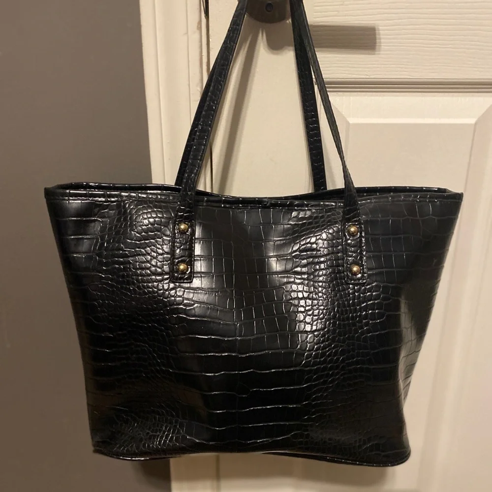 BEBE Black Faviola Stamped Croco Tote Purse w/Matching Pouch. EUC